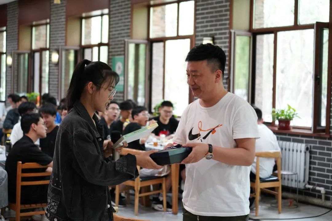 毕业生代表与老师交换纪念物品